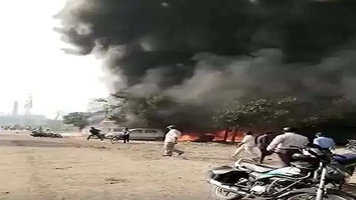 कानपुर: SNK पान मसाला फैक्ट्री में लगी भीषण आग, 7 दमकल गाड़ियां मौजूद, 4 किमी. दूर तक दिखीं लपटें