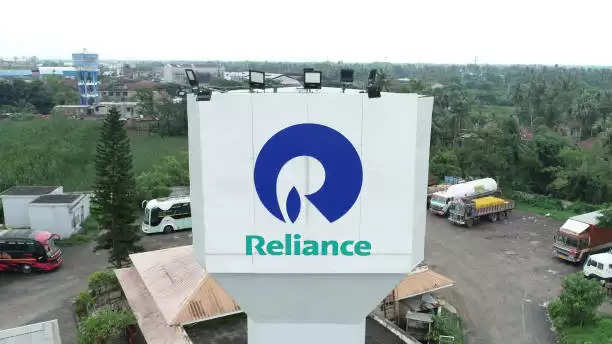 Reliance's market cap decreased by Rs 72,000 crore, HDFC outpaced