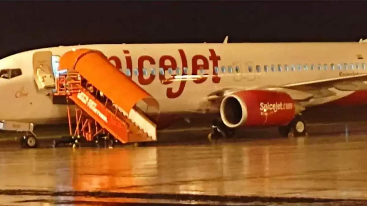 तूफान में फंसा स्पाइसजेट का प्लेन : लैंडिग से पहले ही लगा जबरदस्त झटका; 40 यात्री घायल, 10 की हालत गंभीर 
