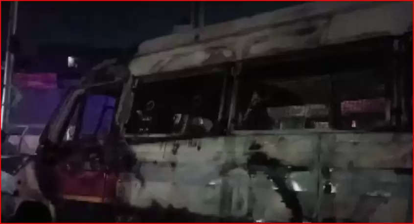 महाराष्ट्र के संभाजीनगर में दो गुटों में टकराव, धार्मिक स्थल के बाहर उपद्रवियों ने कई गाड़ियों में लगाई आग