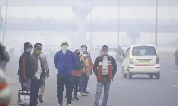 Along with the rains, the chill also increased in the capital Delhi, the air quality still in the 'very poor' category