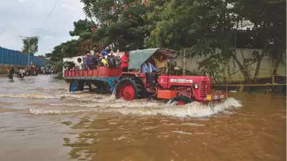 आईटी हब बेंगलुरू के हालात हुए बदतर: लग्जरी बेंटली, BMW पानी में डूबे, ट्रैक्टर-ट्राली सहारा