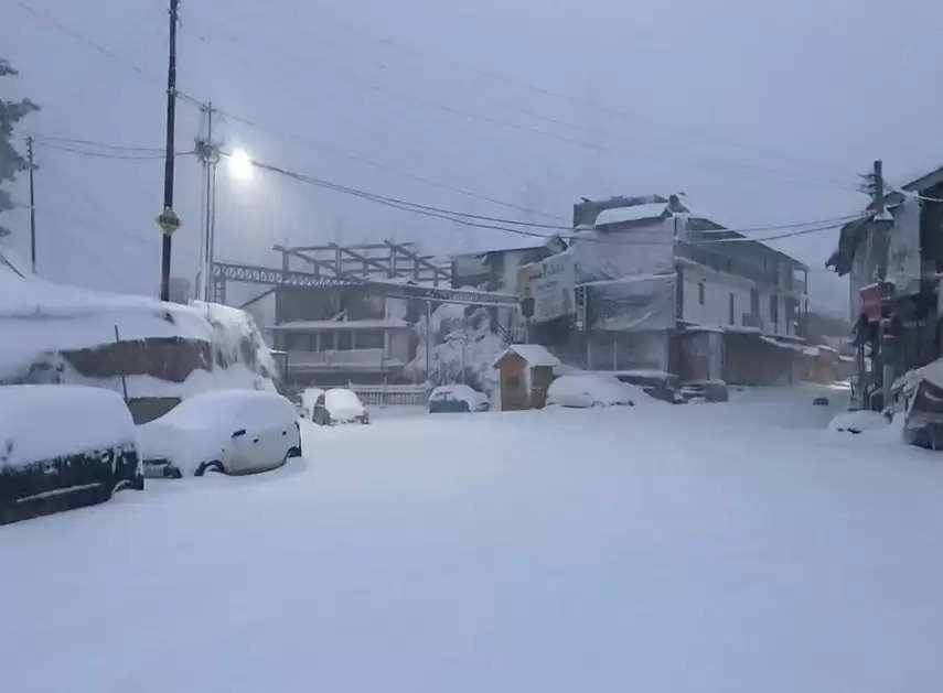 हिमाचल प्रदेश: बर्फबारी व अंधड़ का कहर, 481 सड़कें बंद, 2223 बिजली ट्रांसफार्मर ठप
