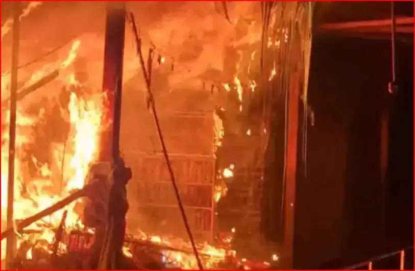 रात करीब 1 बजे बिजली के शॉर्ट सर्किट से आग लग गई और हड़कंप मच गया। आसपास के लोग जब तक आग बुझाने की कोशिश करते, आग और विकराल हो गई और मंदिर से सटी दुकानें धूं-धूंकर जलने लगीं। फिलहाल आग पर काबू पा लिया गया है। घटना वाराणसी के चौबेपुर में कैथी मारकंडेय महादेव धाम की है।