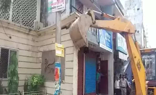 Baba's bulldozer roared again in Gorakhpur: Harishankar Tiwari's apartment wall was also bulldozed, land mafia Omprakash Pandey's property worth 2 crores seized