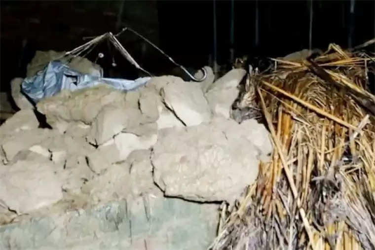 Etawah: Three innocent children died due to house collapse during heavy rain since 24 hours, till 10 died in the district