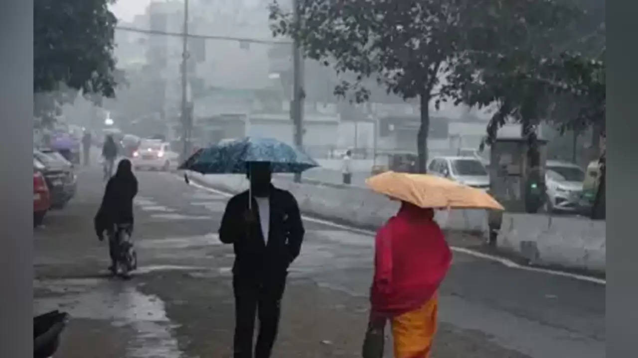 दिल्ली में हल्की बारिश, गरज के साथ बारिश होने के आसार : मौसम विभाग