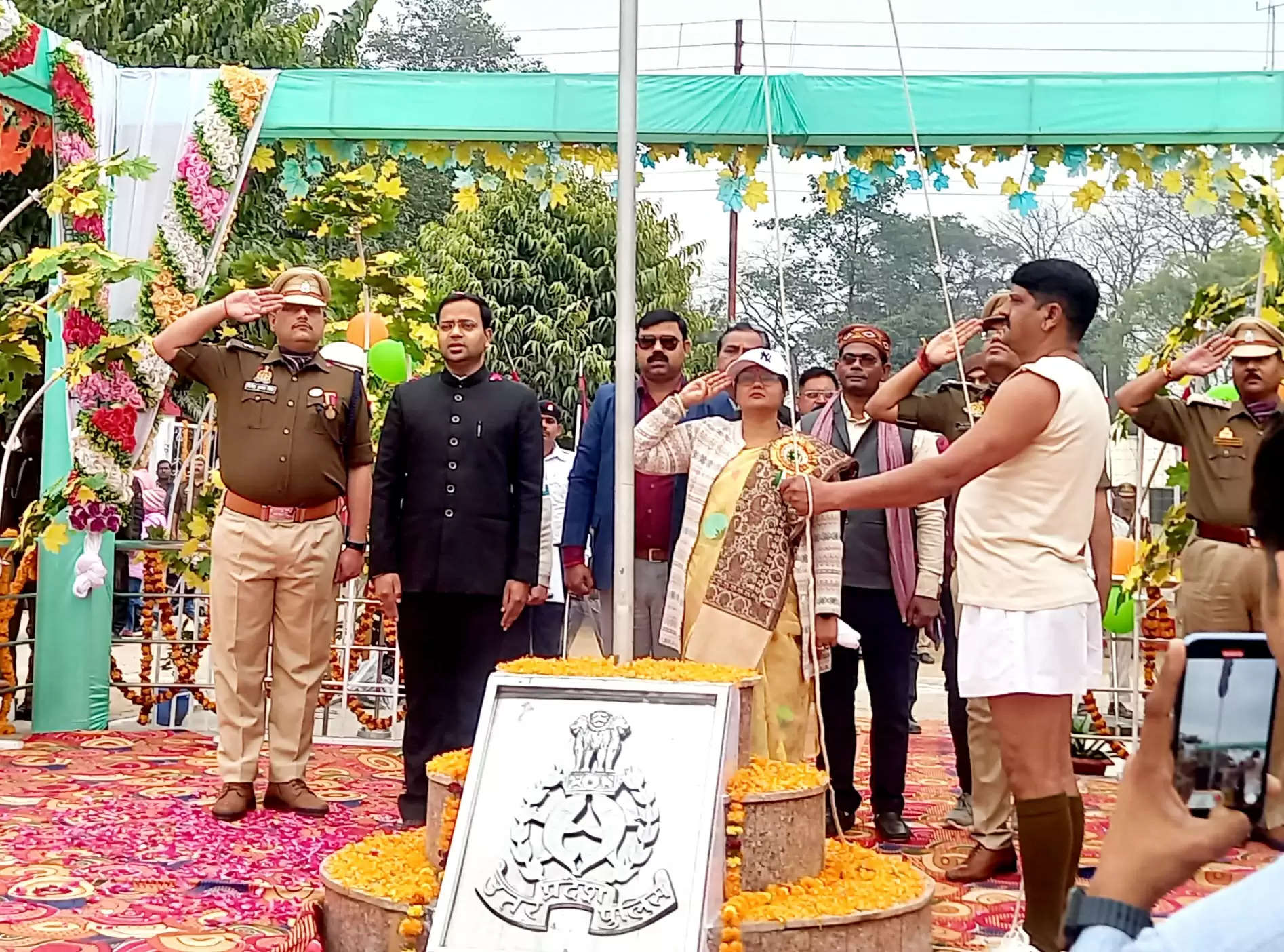  कुशीनगर में राज्य मंत्री विजयलक्ष्मी ने फहराया तिरंगा, परेड की ली सलामी