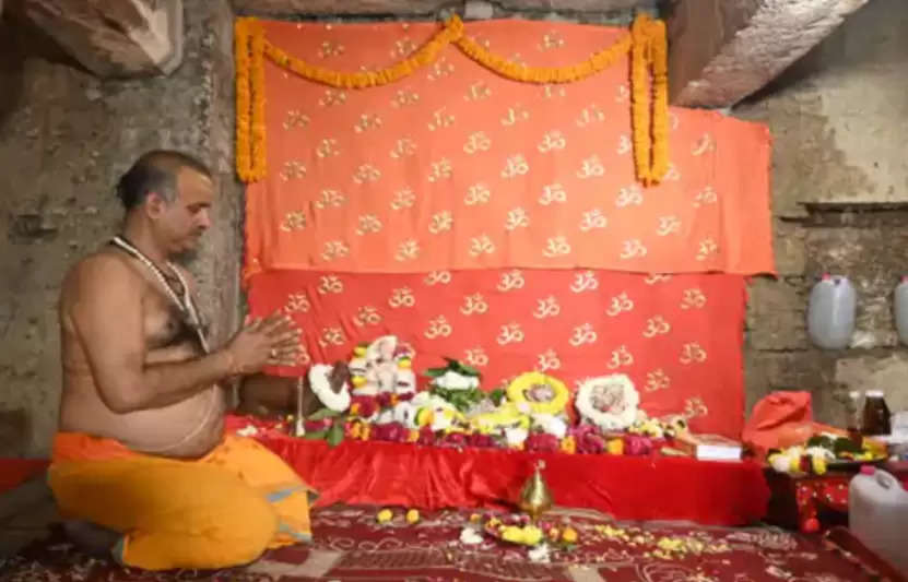 ज्ञानवापी के तहखाने में रखीं भगवान गणेश-लक्ष्मी की पूजा की चार तस्वीरें