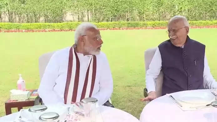 भाजपा नेता लालकृष्ण आडवाणी के 95वें जन्मदिन पर बधाई देने घर पहुंचे PM मोदी, खूब बातें कीं
