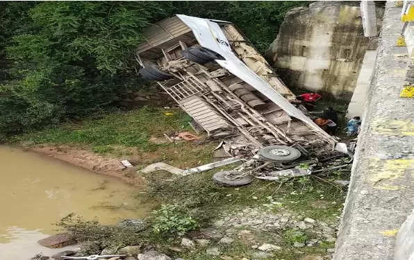 झारखंड के गिरिडीह जिले से रांची जा रही बस शिवानी नदी में पलटी, सात लोगों की मौत हो गई, जबकि 45 लोग घायल
