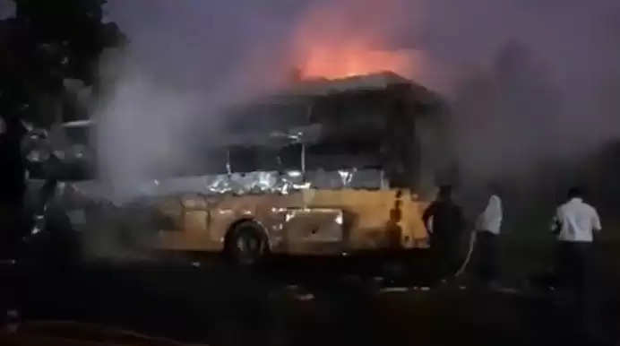 महाराष्ट्र: नासिक के पास हादसे के बाद लग्जरी बस में लगी आग, 11 यात्रियों की जलकर मौत, 29 घायल