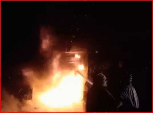 मथुरा में दो मंजिला शोरूम में लगी भीषण आग, दमकल की 4 गाड़ियों ने 6 घंटे बाद पाया काबू