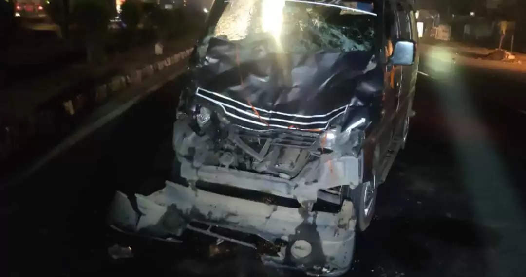  इटावा-कानपुर हाइवे पर मवेशी से टकराई कार, दुर्घटना में तीन लोगों की हालत गंभीर