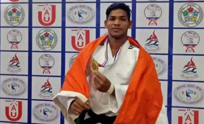 The son of Varanasi, Vijay Yadav has won a bronze medal for the country in judo at the Commonwealth Games.