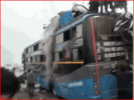 गोरखपुर में चलती बस में लगी आग:फोरलेन पर बस का टॉयर जलने लगा, 150 यात्रियों ने कूदकर बचाई जान