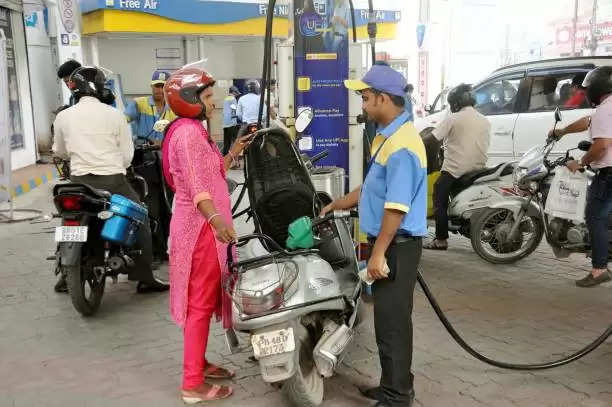 देशभर में पेट्रोल और डीजल 2 रुपए सस्ता : 22 महीने बाद दाम घटाए गए  