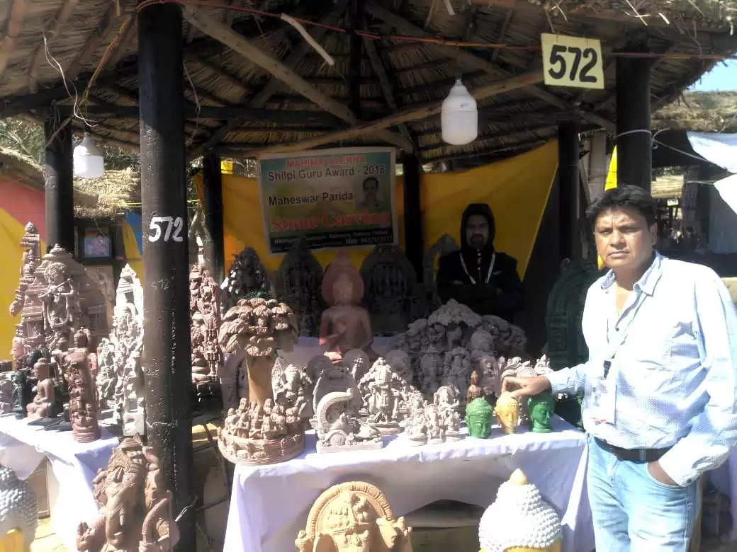  सूरजकुंड मेले में पर्यटकों को आकर्षित कर रही हैं उड़ीसा के महेश्वर परिडा की मूर्तियां