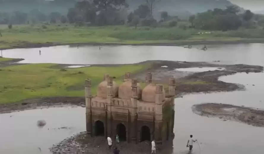 Bihar: This 120-year-old mosque became invisible in water 30 years ago, know how it came out