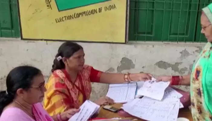 आजमगढ़ उपचुनाव : दोपहर तीन बजे तक 37.82 फीसद हुआ मतदान, सपा ने चुनाव आयोग से की प्रशासन की शिकायत
