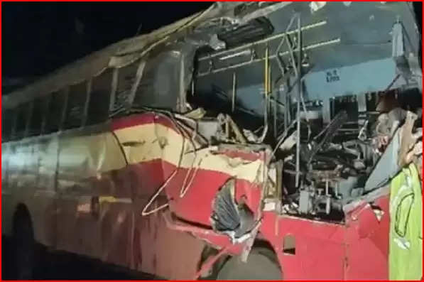 केरल : ट्रक में ले जाया जा रहा एयरप्लेन विंग राज्य परिवहन की बस से टकराया , बस ड्राइवर समेत कई पैसेंजर्स घायल