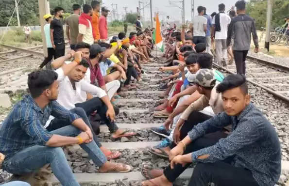 Demonstration in Agneepath scheme even after increasing the age limit by the government, Bihar, UP railway track and road jam