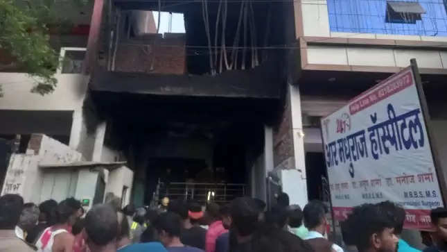 Hospital fire in a densely populated area in Agra, hospital operator Dr. Rajan and his daughter and 14-year-old son Rishi died in this accident