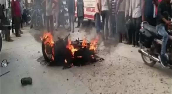 Truck collided with bike near Sultanpur on Varanasi-Lucknow National Highway, fire broke out in bike