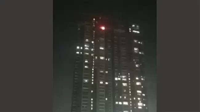 दादर ईस्ट में बिल्डिंग की 42वीं मंजिल पर लगी आग, लोग सुरक्षित