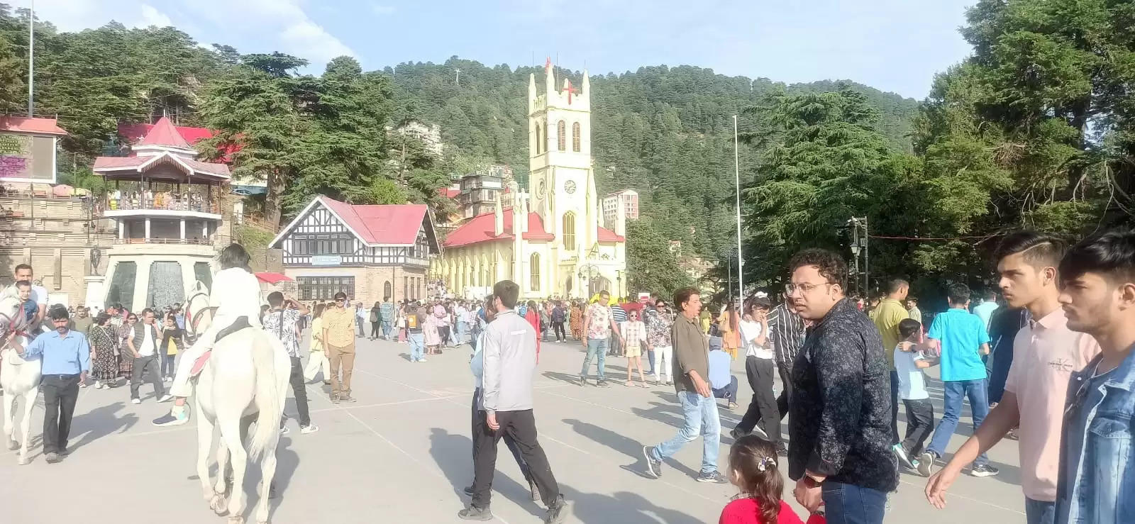 शिमला की वादियों में उमड़े पर्यटक, 90 फीसदी होटल पैक