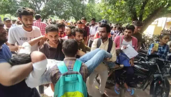 Clashes between students and security personnel sitting on dharna at central office demanding to conduct online semester examination in BHU, two students injured, huge uproar