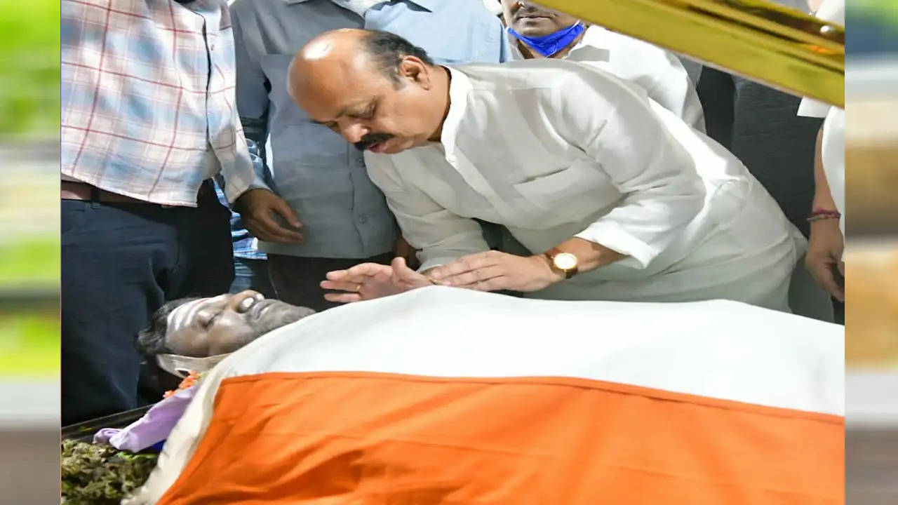 कन्नड़ अभिनेता पुनीत राजकुमार का पूरे राजकीय सम्मान के साथ अंतिम संस्कार