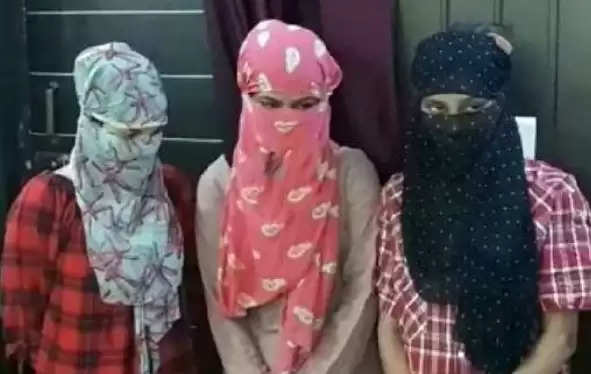 Ghaziabad: Under the guise of beauty parlor, blackmailing business was going on, girls arrested for collecting money