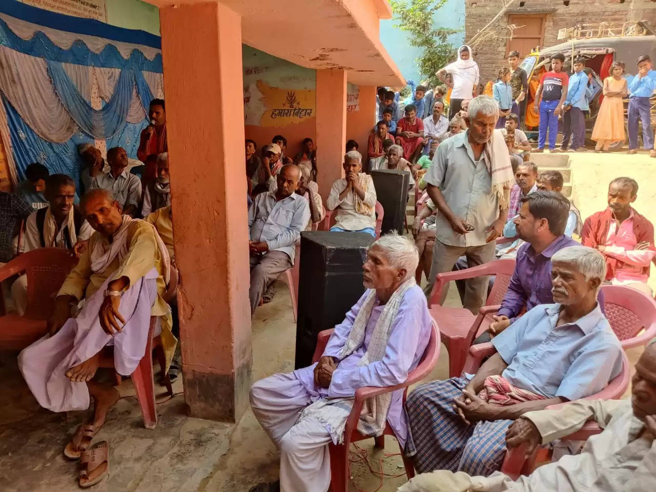 बागमती परियोजना बांध निर्माण कार्य में हो रहे विरोध को लेकर अधिकारियों ने किया ग्रामीणों के साथ बैठक