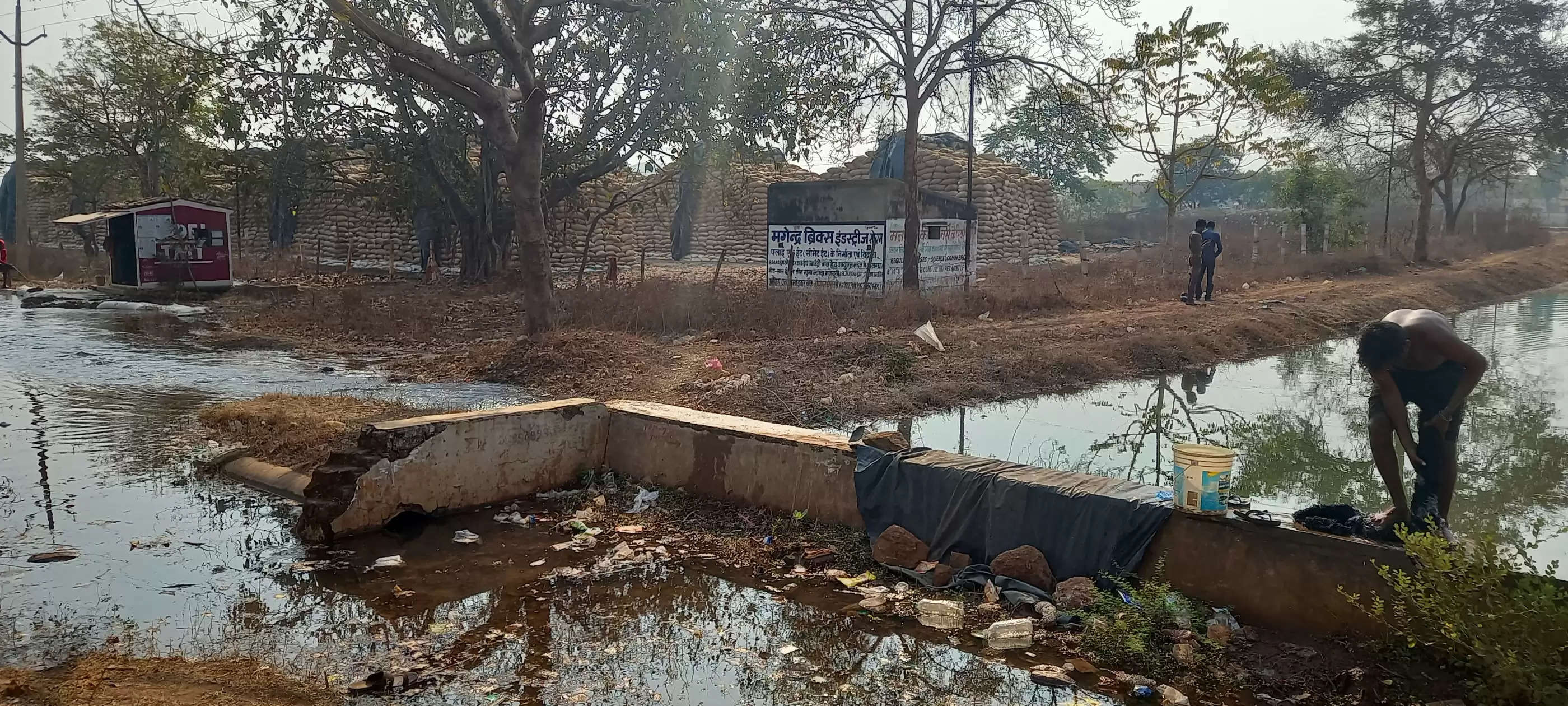  धमतरी : भिलाई स्टील प्लांट के लिए छोड़े पानी से ग्रामीण भर रहे तालाब