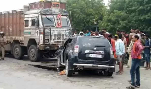 Varanasi: Truck and car collided head-on on Mohansarai Highway, the car blew up
