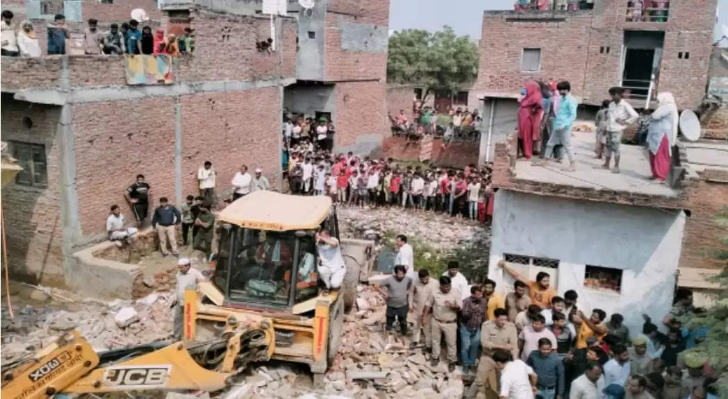 Ghaziabad: House collapsed due to gas cylinder explosion in Loni, three including two children died