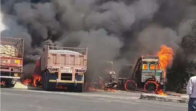 नेशनल हाईवे-27 पर टकराए 5 ट्रक-डंपर, लगी आग:आसपास खड़ी गाड़ियों तक फैल गई आग