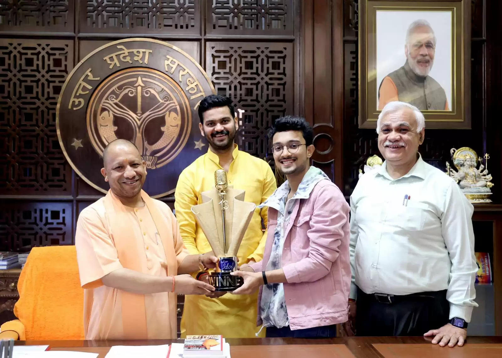  इंडियन आइडल-13 के विजेता ऋषि सिंह ने मुख्यमंत्री योगी से लिया आशीर्वाद