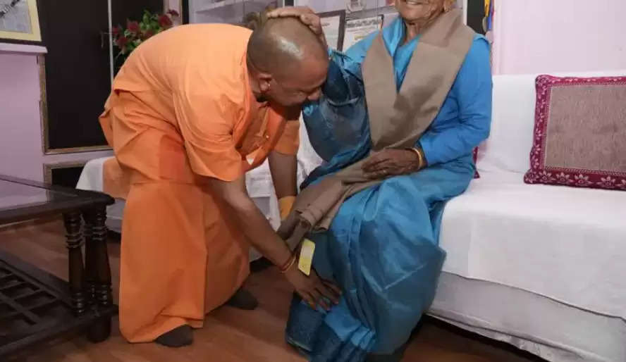 When Gorakshpeethadhishwar and UP Chief Minister Yogi Adityanath met his mother Savitri Devi, took blessings by touching feet