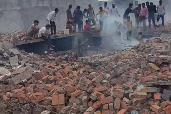 Pilibhit: Explosion while making firecrackers in the house, the entire two-storey house was demolished