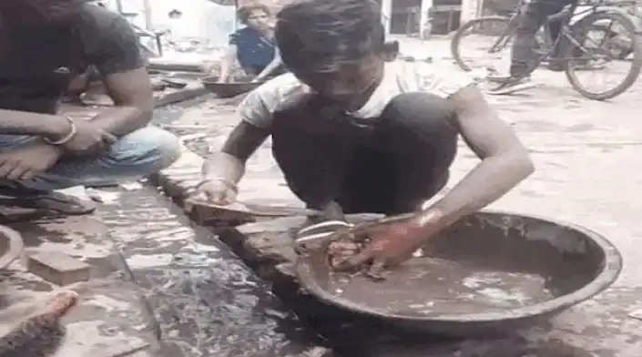 गोरखपुर: नालियों में बहता कीचड़ उगलता है सोना, 100 से ज्यादा परिवार आमदनी के लिए तेजाब से गलाकर कर रहे ये काम