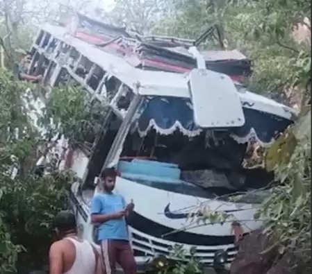 जम्मू-कश्मीर के रियासी में आतंकियों ने बस पर हमला किया ,10 लोगों के मारे गए  कई लोग घायल