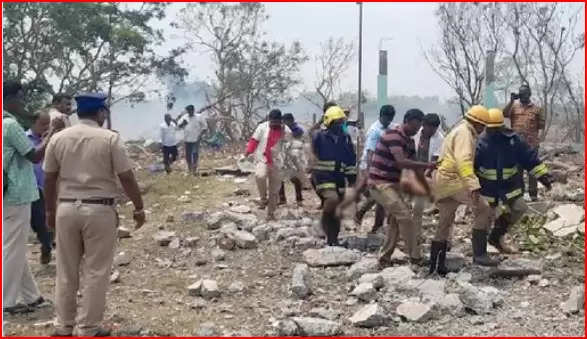 तमिलनाडु...पटाखा फैक्ट्री में आग, 8 की मौत, 17 घायल:धमाके से पूरी बिल्डिंग ढही