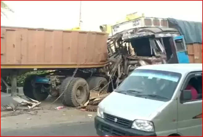 वाराणसी-बाबतपुर मार्ग पर भीषण हादसा:ट्रक और ट्रेलर की टक्कर में ट्रक चालक की मौत, 3 घायल; वाहन काटकर निकाला गया शव