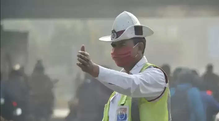 दिल्ली में AQI फिर खतरनाक स्थिति में पहुंचा, ड्यूटी पर तैनात पुलिसवालों को मास्क पहनने की सलाह