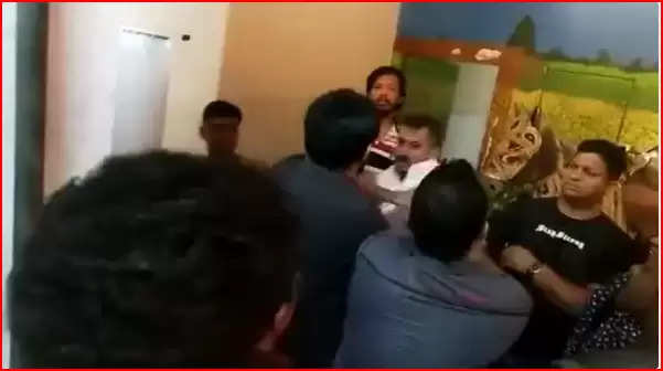 मुंबई में एमएनएस कार्यकर्ताओं की गुंडागर्दी : होटल में मराठी गाने नहीं बजाने को लेकर होटल के मैनेजर को पीटा 