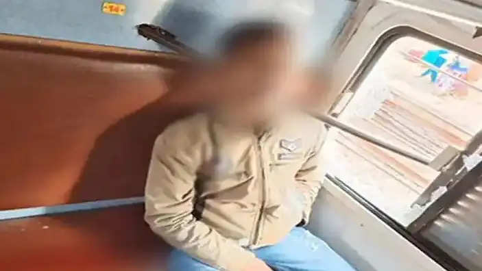 अलीगढ़: उछलकर यात्री की गर्दन में घुसी ट्रैक पर पड़ी लोहे की रॉड, देखिए कैसे खिड़की से ट्रेन में दाखिल हुई मौत