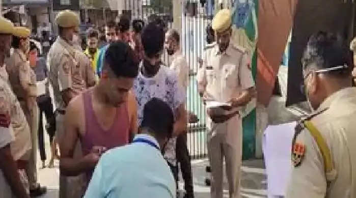 जयपुर. राजधानी जयपुर से आई ये खबर आपके भी होश उड़ा देगी। हजारों रुपए खर्च कर एक छात्र अंडरवियर खरीदकर लाया, लेकिन स्कूल में टीचर को पता लग गया। टीचर ने जब छात्र की अंडरवियर निकलवा दी तो ऐसा कुछ नजर आया कि तुरंत पुलिस को बुलाया गया। पुलिस भी झटपट पहुंच गई और लड़के को गिरफ्तार कर अपने साथ ले गई। उसके उपर केस भी दर्ज कर लिया गया है। मामले की जांच जयपुर के भांकरोटा थाना पुलिस कर रही है।   हरियाणा का रहने वाला छात्र जयपुर में परीक्षा देने आया था  दरअसल भांकरोटा पुलिस ने हरियाणा के रहने वाले अमन नाम के एक छात्र को अरेस्ट किया हैं। लक्ष्मण रेलवे गु्प्र डी की परीक्षा देने के लिए भांकरोटा के एक निजी स्कूल में आया था। यहां उसका सेंटर आया था। परीक्षा देने से पहले जब उसकी चैकिंग और तलाशी ली गई तो उसका व्यवहार कुछ संदिग्ध लगा। उसे क्लास में नहीं जाने दिया गया तो उसने हुडदंग करना शुरु कर दिया। उसकी तलाशी लेने के लिए अन्य वीक्षक वहां आ गए और उसे कमरे में ले जाया गया। वहां जाकर पता चला कि उसके कान में माइक्रोफोन लगा हुआ है। उसे निकाला गया तो और जांच की तो पता चला कि इसका कनेक्श एक सिम से है।  अंडरवियर के अंदर लगा रखी थी चिप जांच के दौरान स्टूडेंट की शर्ट , पेंट, बनियान सब उतरवा दी गई लेकिन कोई उपकरण नहीं मिला। बाद में उसकी अंडरवियर में मूवमेंट होने लगा तो उसे भी उतरवा दिया गया। पता चला कि उसने अंडरवियर के अंदर बेहद छोटा सिम लगा उपकरण रखा हुआ है जिसका कनेक्शन माइक्रोफोन से है। उससे सख्ती से पूछताछ की तो उसने जुर्म कबूल कर लिया। उसने बताया कि यह उपकरण उसने बाजार से खरीदा है और इसके जरिए वह अपने कुछ साथियों के संपर्क में आकर नकल करने की तैयारी कर रहा था। छात्र को गिरफ्तार कर लिया गया है। परीक्षा कराने वाली एजेंसी ने उसके खिलाफ केस दर्ज कराया है।