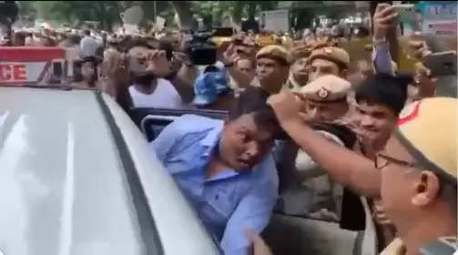Youth Congress National President Srinivas Biwi's hair pulled by Delhi Police goes viral on video